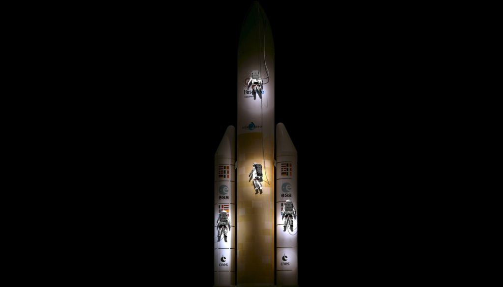 Quatre astronautes en orbite autour de la fusée Ariane 6.