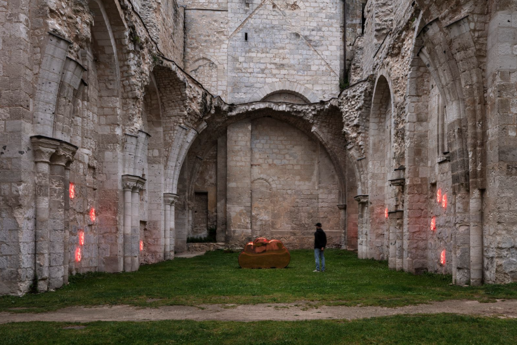 Une installation en forme de nuage placée au milieu des ruines de Jumièges.