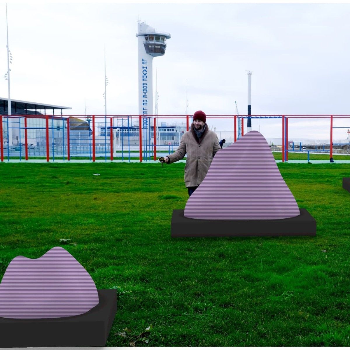 Sur le port du Havre, un homme se tient aux côtés des volumes créés à l'aide l'IA par Grégory Chatonsky