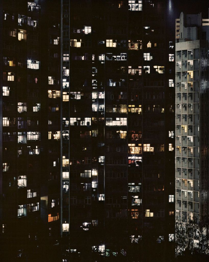 Vue de nuit d'un bâtiment abritant une usine à clics.