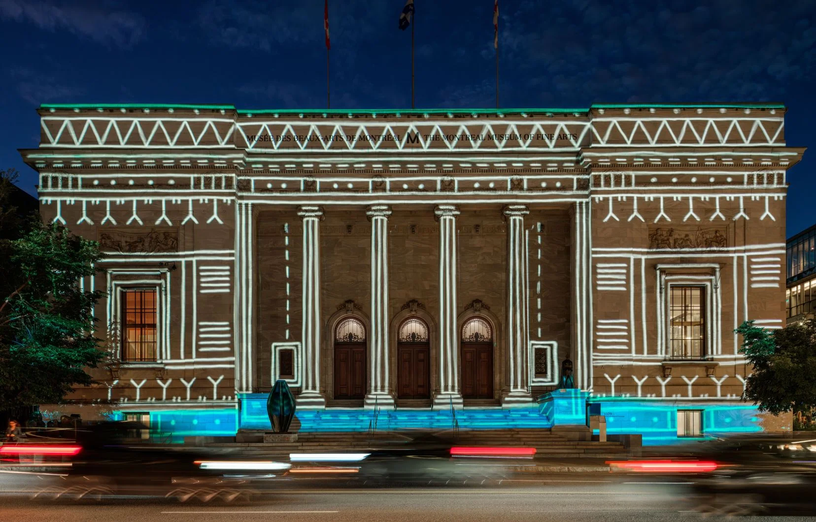 Projection vidéo sur la façade du MBAM, à Montréal.