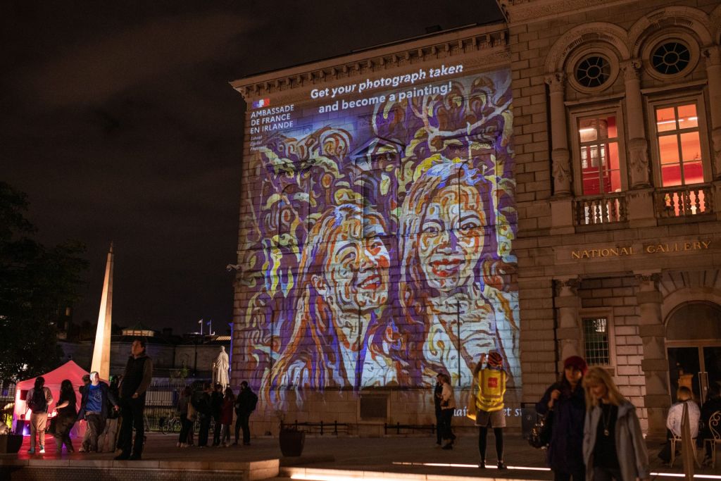 Projection d'un dessin en vidéo-mapping sur la façade d'un bâtiment.