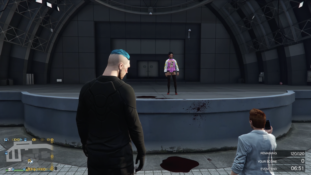 Dans GTA, une femme trans se tient sur une scène abandonnée face à deux hommes dans le public.