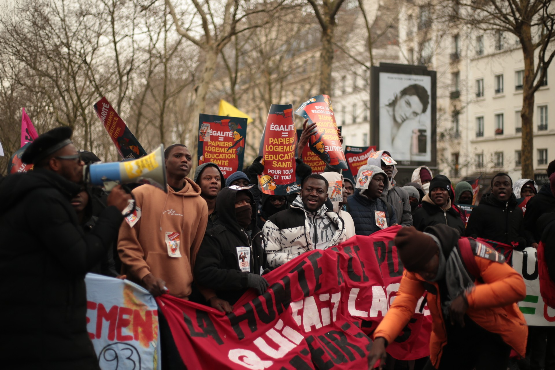 Des sans papiers manifestent dans les rues parisiennes. 