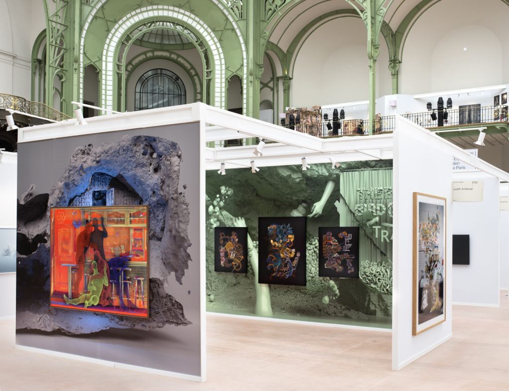 Sous la nef du Grand Palais de Paris, des peintures 3D et numériques s'exposent.