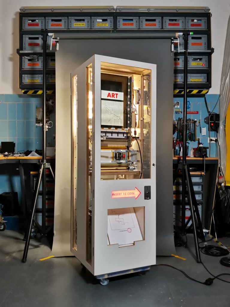 Dans un laboratoire, une machine génère de l'argent.