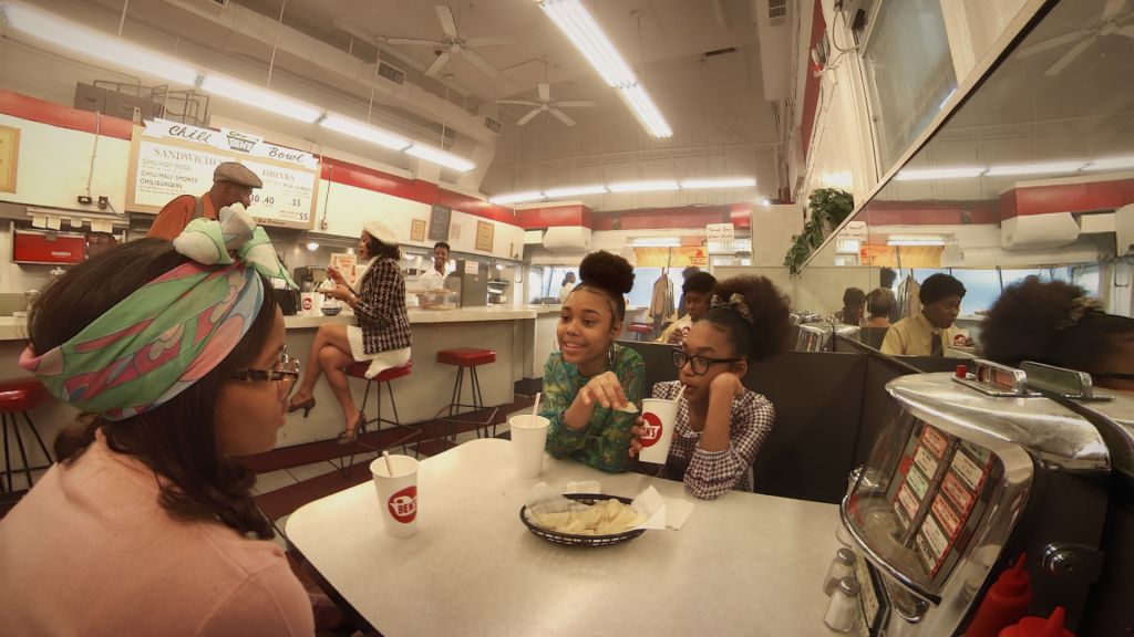 Trois jeunes filles noires en train de manger dans un fast food américain.