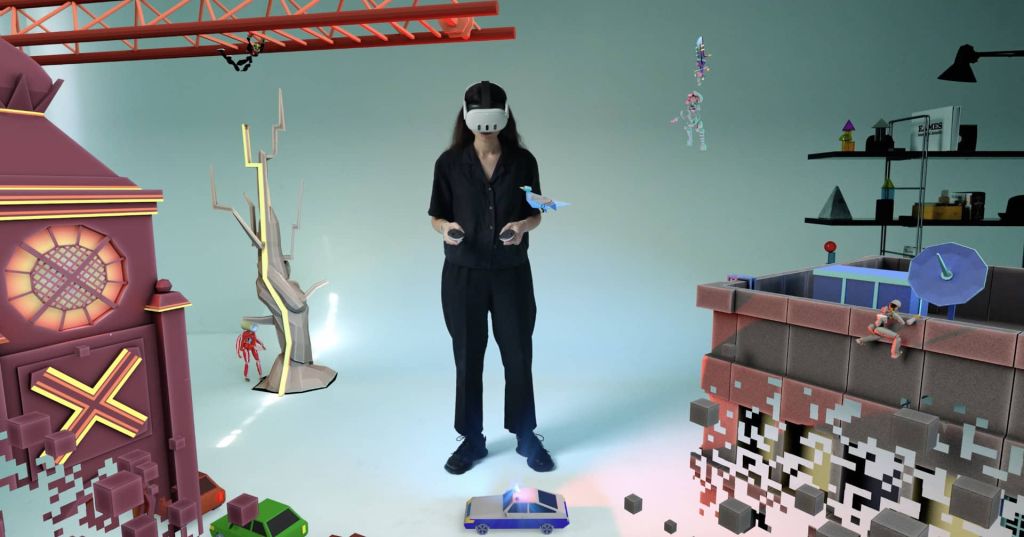 Une femme avec un casque VR dans un univers en réalité virtuelle. 